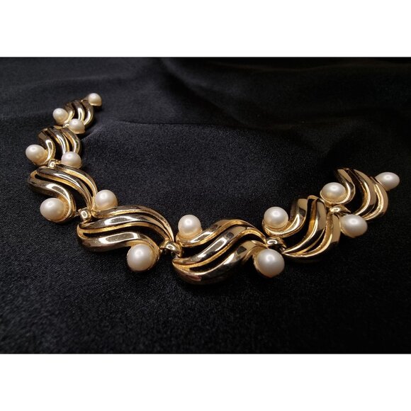 Vintage TRIFARI 1960s Gold-Tone Bracelet With Faux Pearls - Picture 3 of 6